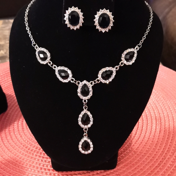 Jewelry Set - Picture 2 of 5